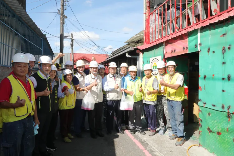 黃偉哲、王鑫基感謝志工犧牲假期繼續行善。市府提供