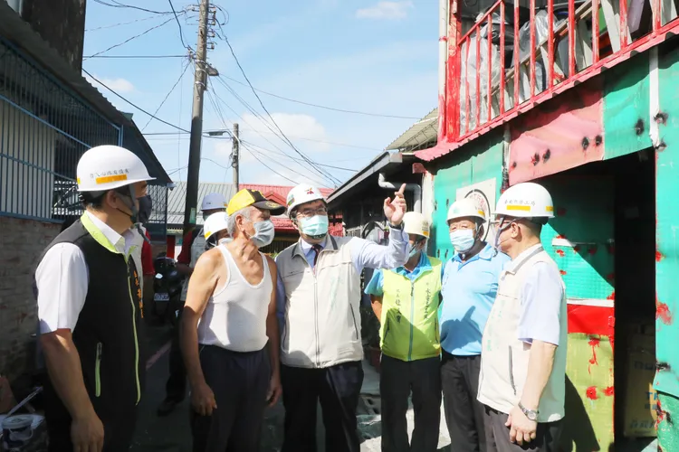 南市長黃偉哲前往官田關懷案家73歲獨居老人。市府提供