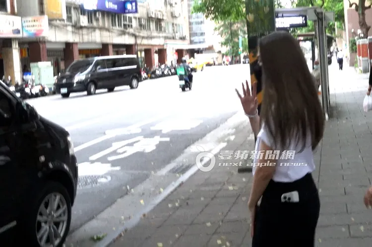 昆凌準備坐上保母車離開，依舊揮著手與粉絲們道別。特勤中心攝