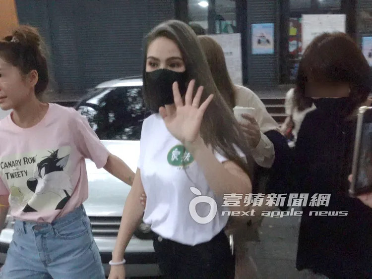 準備離開時，昆凌不忘與粉絲們揮手道別。特勤中心攝