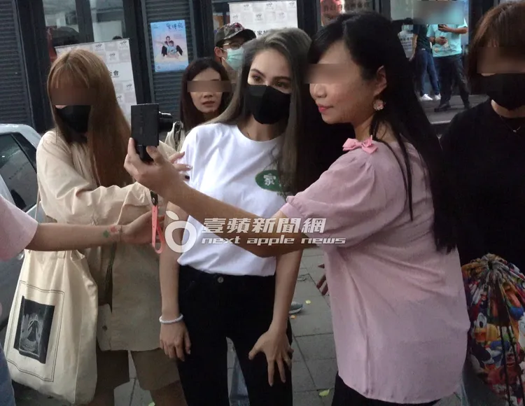 昆凌與熱情粉絲合照相當親民。特勤中心攝