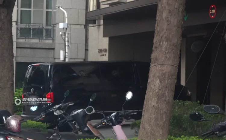 昆凌搭乘保母車，返回周杰倫寵妻買下的6.6億元豪宅。特勤中心攝