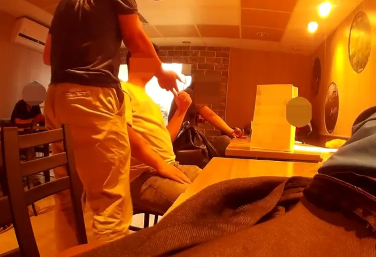 一旁埋伏警力見時機成熟上前逮人。翻攝畫面