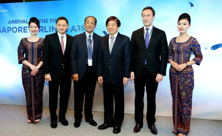吳俊鵬（左二）成為全球航空業薪酬最高的企業領袖之一。翻攝新航臉書@Singapore Airlines