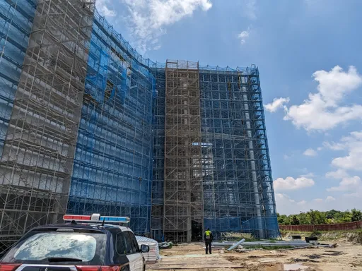 台中綠美圖驚傳工地意外　64歲噴漆工人高處墜落！昏迷搶救中