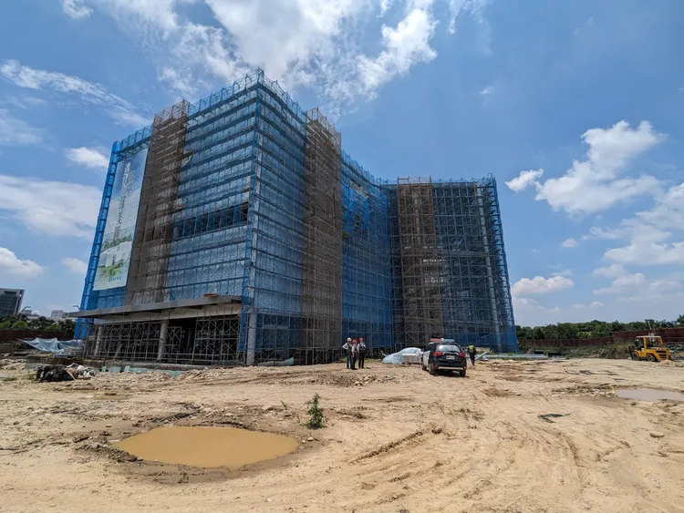 興建中的綠美圖發生工人墜落意外。民眾提供