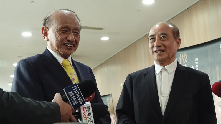 王金平（右）證實端午節有跟郭台銘會面。彭欣偉攝