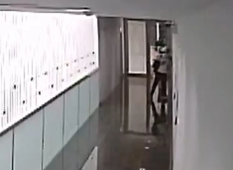 寶成員工還在議員研究室外貼耳偷聽對話。林祈烽提供