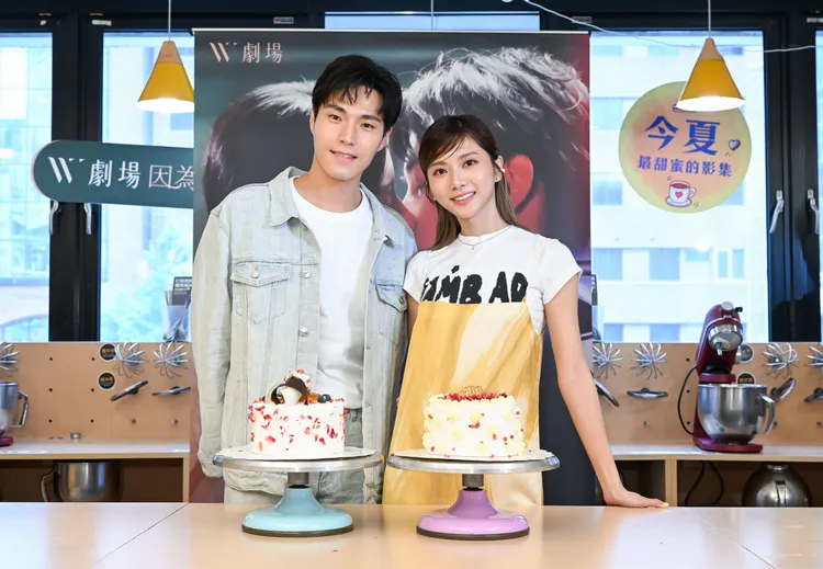 唐振剛(左)、蔡黃汝出席媒體造勢做蛋糕。時創影業提供