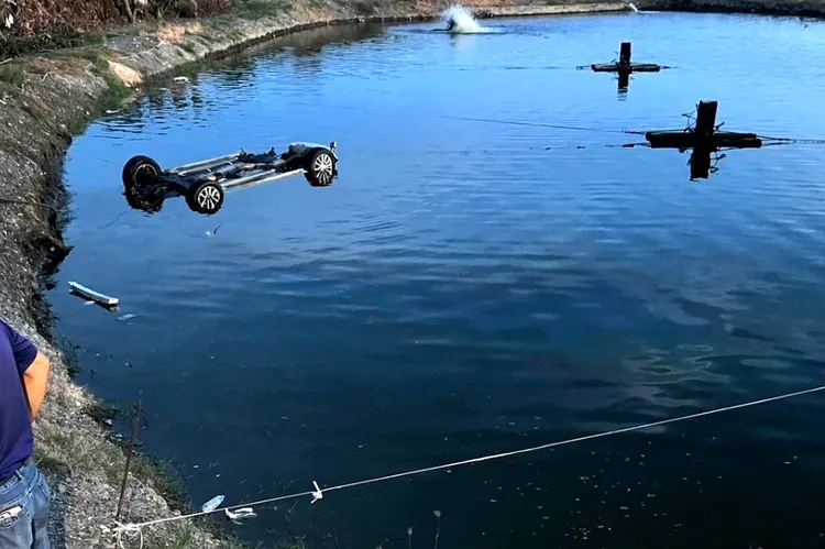 轎車失控連環撞，最後翻落魚塭，幸無人受困車內。讀者提供