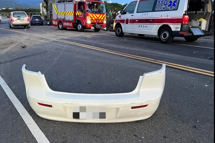 後保桿掉落。讀者提供