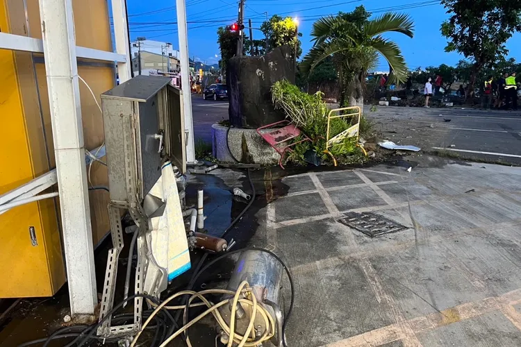 轎車衝進加油站腹地，撞毀設施再衝向路旁果園。讀者提供