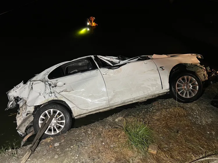 肇事車輛多處凹陷，已被打撈上岸。讀者提供