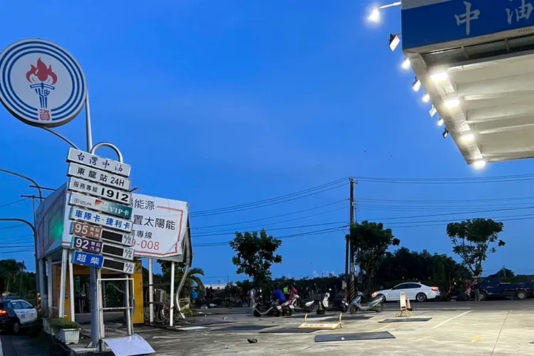 加油站遭到波及，幸未衝進加油島。讀者提供