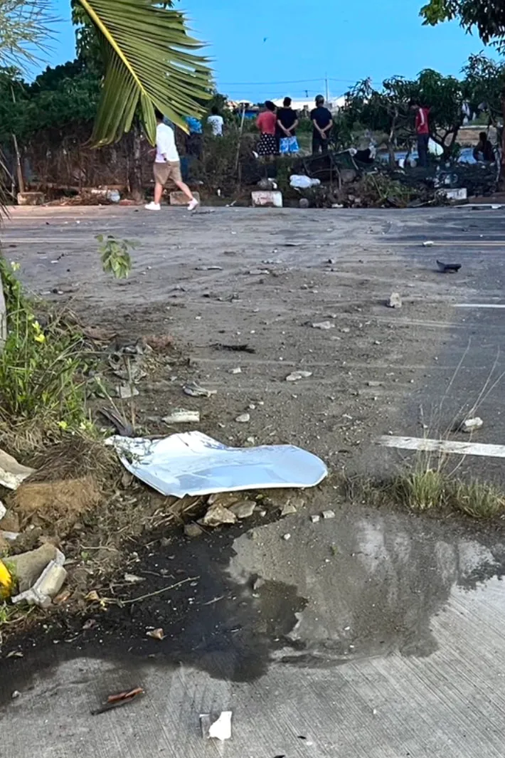 轎車側翻穿越馬路，留有刮地痕。讀者提供