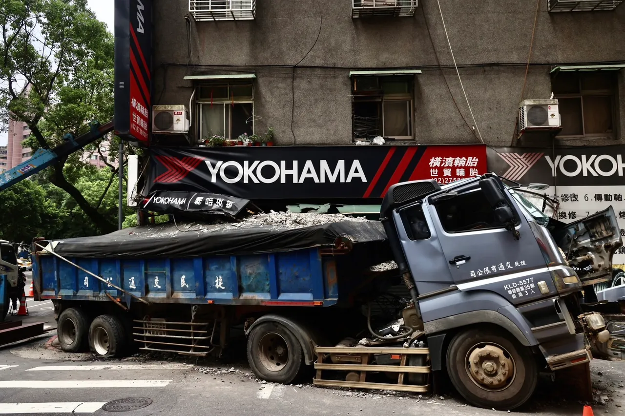 砂石車車頭凹陷嚴重毀損。林林攝