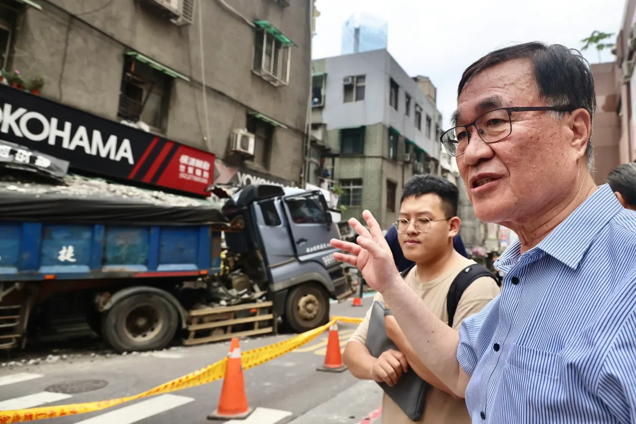 砂石車凌晨撞入信義區一樓店面,副市長李四川趕赴現場關心。林林攝