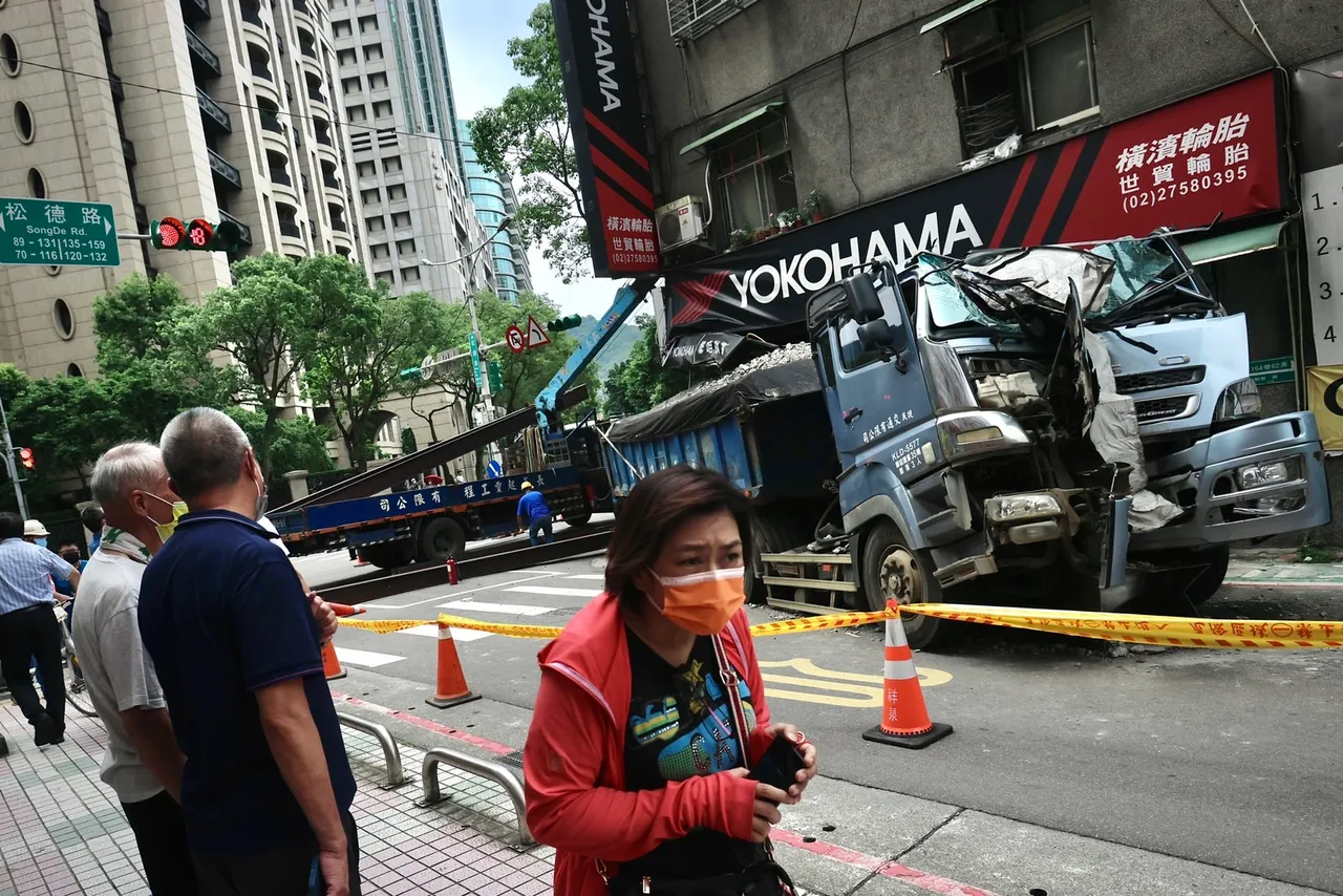 砂石車撞進店面的重大車禍,路人經過忍不住駐足觀看。林林攝