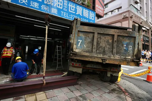 現場照曝光!信義區砂石車失控撞入民宅 「支撐柱沒了」李四川到場監工