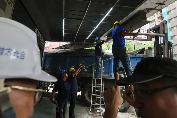 市府養工處緊急進行支撐柱補強作業。林林攝