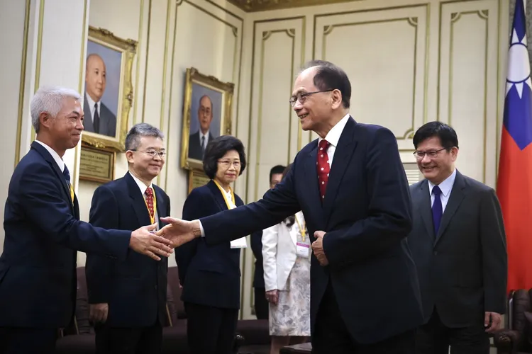 游錫堃與大法官被提名人握手致意。林林攝