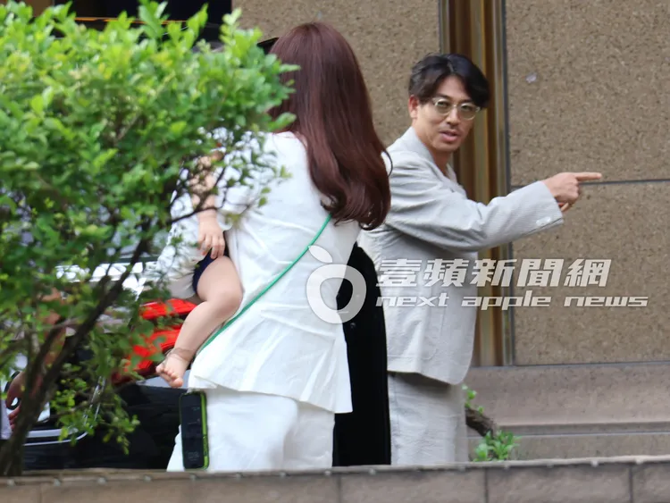 AKIRA（右）比著門口方向，跟林志玲示意，先和媽媽進去等她。特勤中心攝