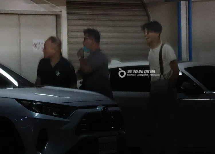 林志玲老公AKIRA（右）穿著吊帶褲，開心下車接老婆下班。特勤中心攝