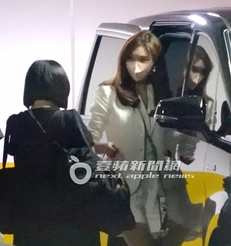 代言活動結束，林志玲（右）拿著禮物準備上車。特勤中心攝