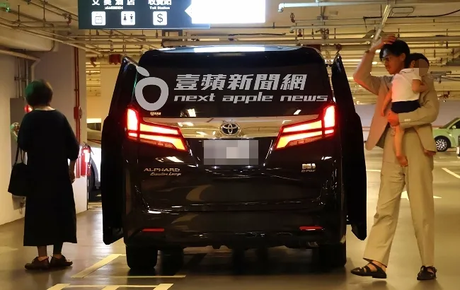 AKIRA（右）抱著兒子，先和媽媽一起下車，來到寒舍艾美酒店吃晚餐。