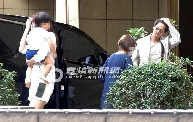 林志玲（左）抱著兒子下車，AKIRA和婆婆在旁耐心等待。特勤中心攝