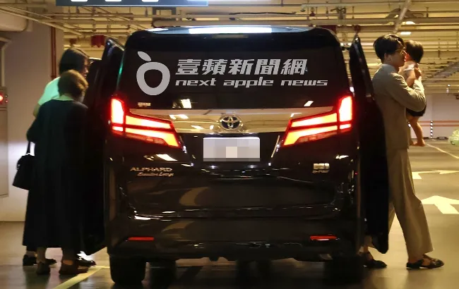 直到晚間6點多，林志玲一家3口和婆婆，三代同堂慶祝結婚4周年紀念日。特勤中心攝