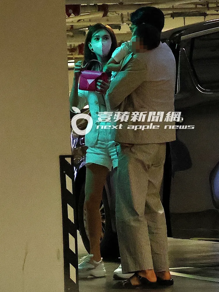 林志玲（左）與抱著熟睡中兒子的AKIRA，在寒舍艾美酒店停車場準備上樓。特勤中心攝