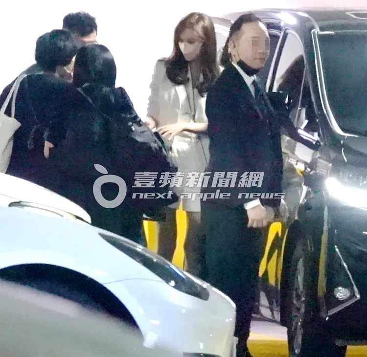 林志玲（中）在車門邊，接過工作人員遞上的禮物。特勤中心攝