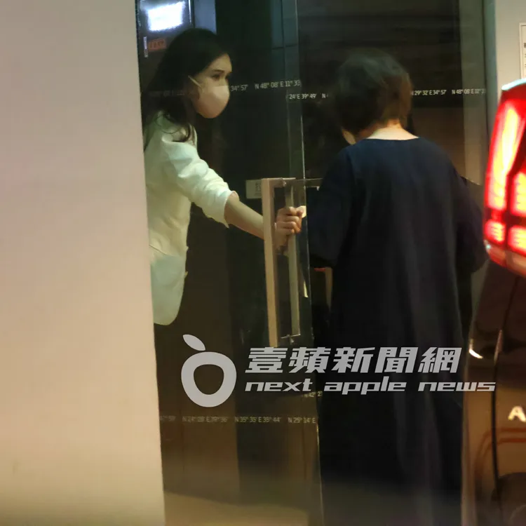 林志玲（左）貼心替婆婆開玻璃門。特勤中心攝