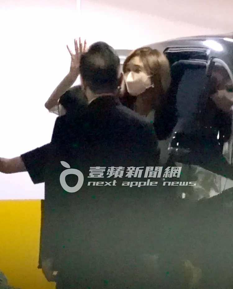 林志玲（右）活動結束，開心向工作人員揮手道別。特勤中心攝