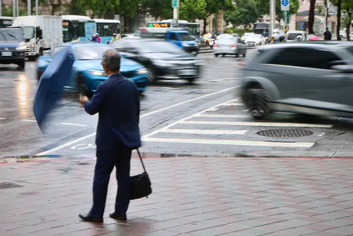 6違規新制今上路！不讓行人要噴6千、記點　強制聽道安講習