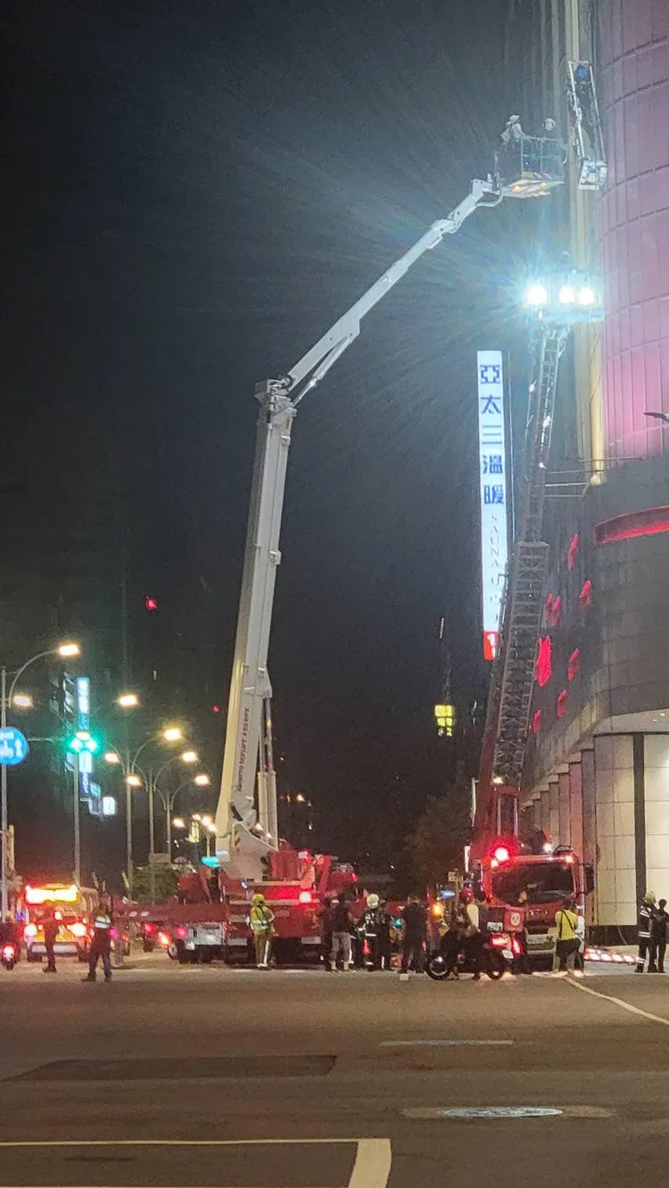 驚悚工安！微風南京百貨外牆「掛」3工人，出動雲梯車救援。翻攝臉書「●【爆料公社】●」
