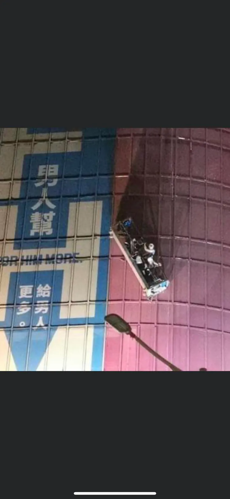 驚悚工安！微風南京百貨外牆「掛」3工人。翻攝臉書「●【爆料公社】●」