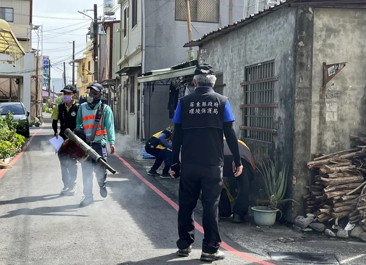 屏東縣防疫團隊立即強制孳清及戶內外化學防治作業。翻攝畫面