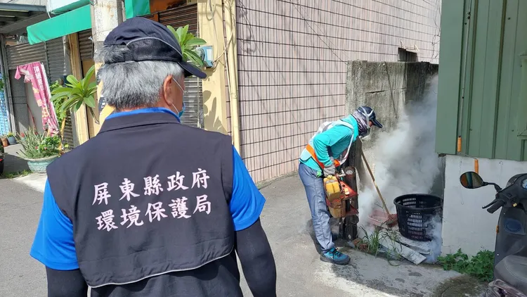 屏東縣防疫團隊立即強制孳清及戶內外化學防治作業。翻攝畫面