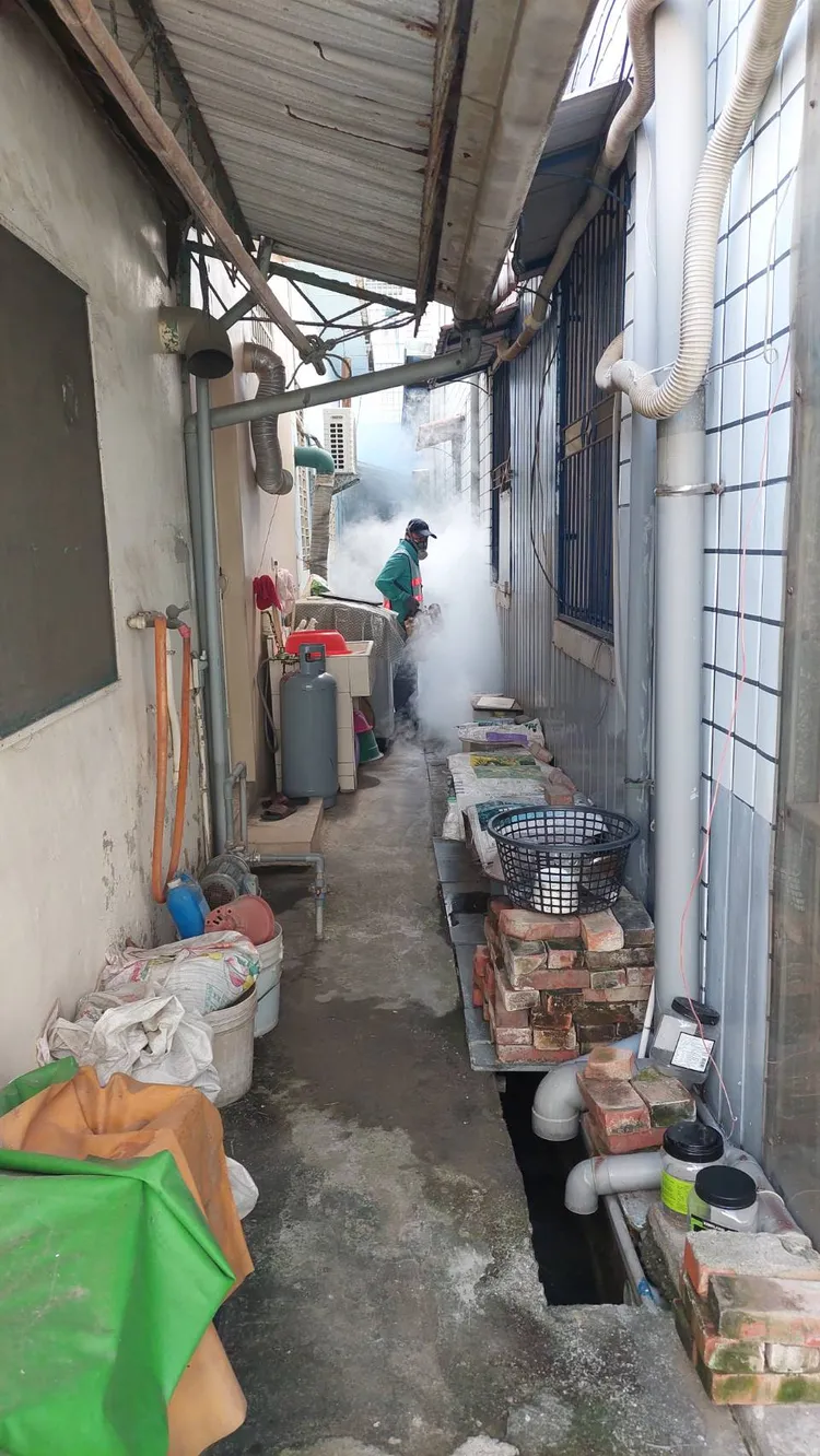 屏東縣防疫團隊立即強制孳清及戶內外化學防治作業。翻攝畫面