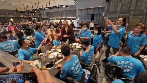 三年不見！蔣揚慈善基金會「滿願聚餐」再登場　街友與弱勢共享美食相見歡