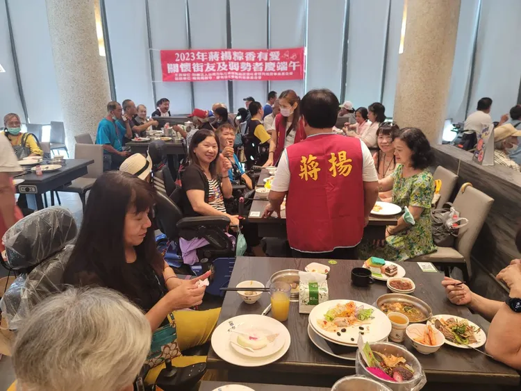 蔣揚以行動支持給予街友關懷及支持。王志弘攝