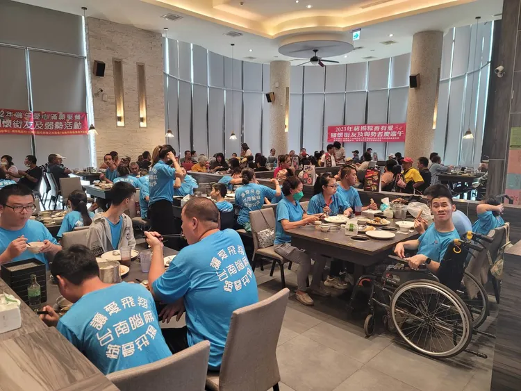 弱勢族群睽違三年，再次聚會相見歡。王志弘攝