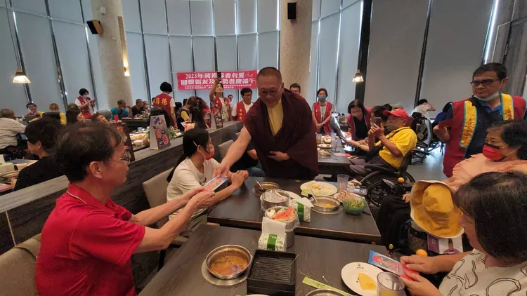 創辦人洛本天津仁波切到場關心。王志弘攝