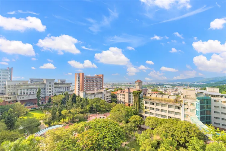 朝陽科大校園綠覆率超過94%，積極營造多樣化物種棲地，致力環境永續不遺餘力。