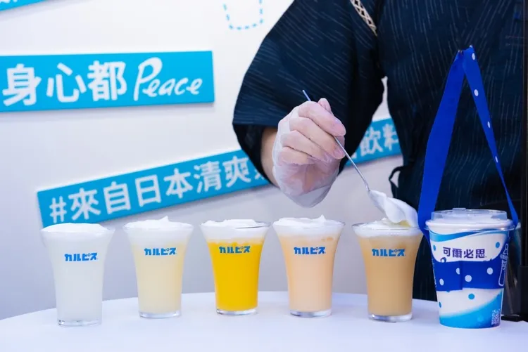 每款飲品皆使用可爾必思奶泡與飲料，一次品嘗兩種爽口感受。業者提供