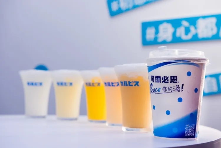 可爾必思快閃店週週推出限定飲品。業者提供
