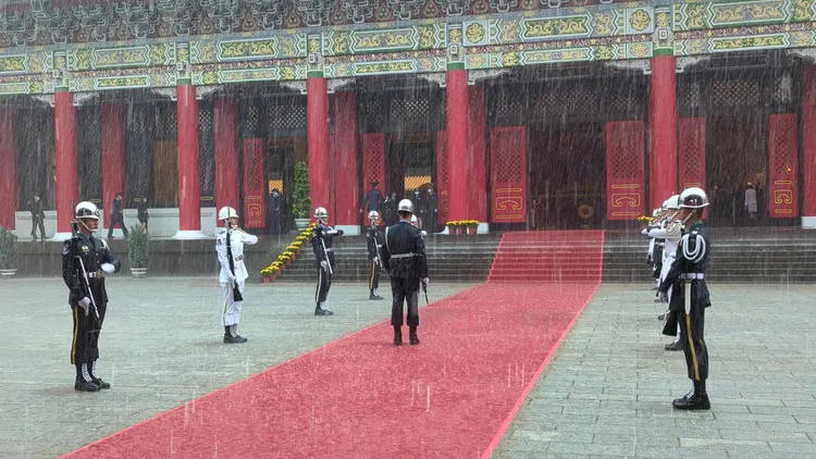 國防部三軍儀隊暴雨中迎接英靈牌位。蘇柏銓攝