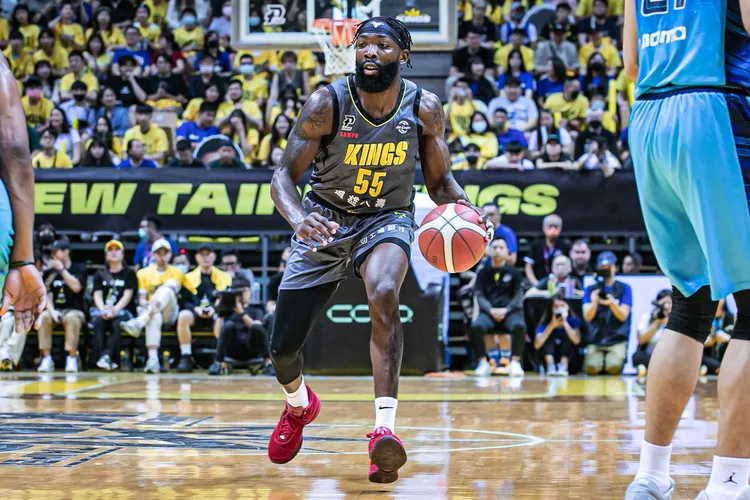 曼尼高(中)防守立大功。PLG